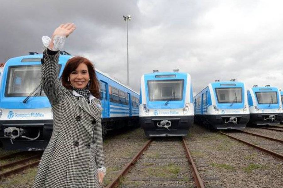 CFK junto a trenes - Foto Presidencia