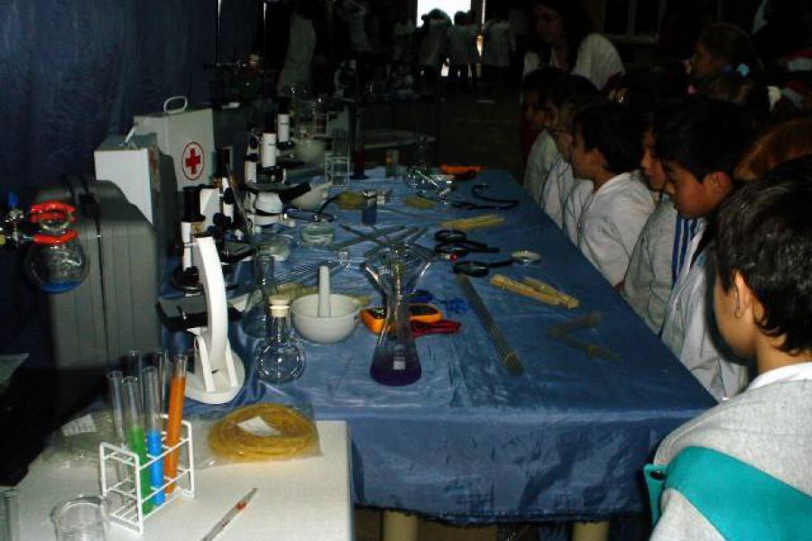 Laboratorio Movil en Escuela Primaria - Foto FM Spacio