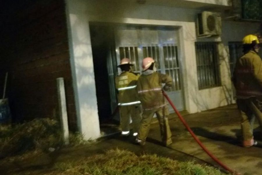 Bomberos en incendio - Foto FM Spacio