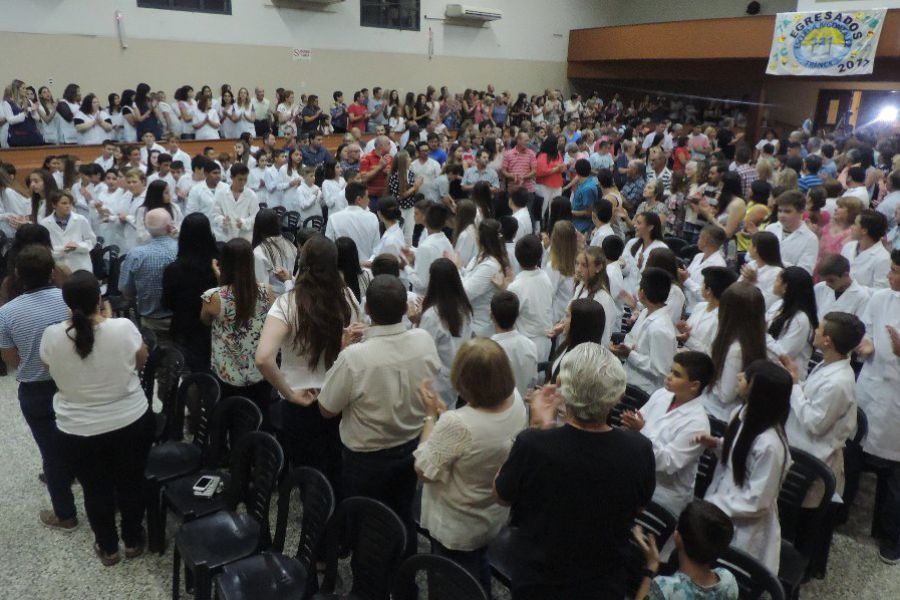 Egresados Escuela 321 - Foto FM Spacio