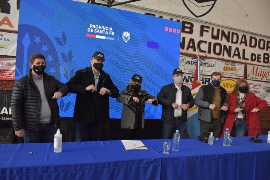 Perotti y Pirola firmaron convenios en Esperanza