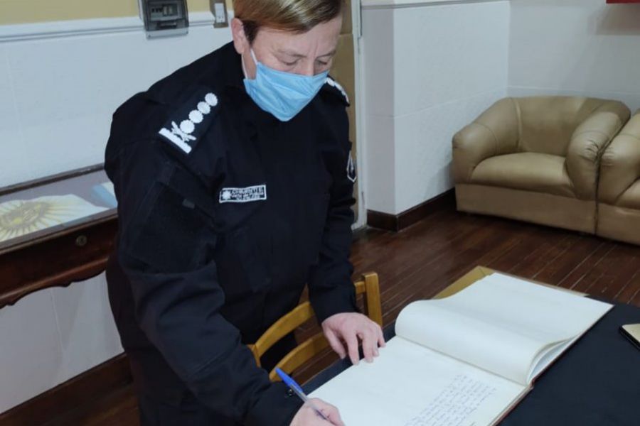 Jefa Policial firma el libro de visitas - Foto URXI
