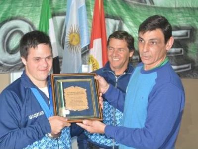 Esperanza recibió a su campeón