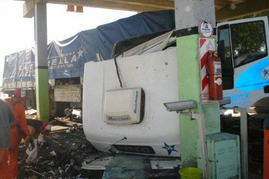 Accidente en peaje de Autovia - Foto www.fmspacio.com