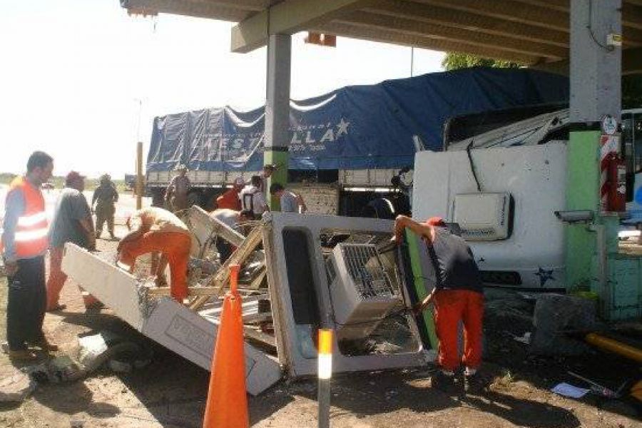 Accidente en peaje de Autovia - Foto www.fmspacio.com