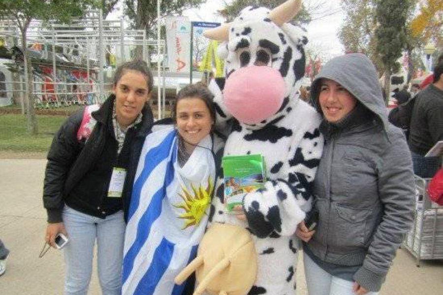 Con jovenes de Uruguay - Foto ADETUR
