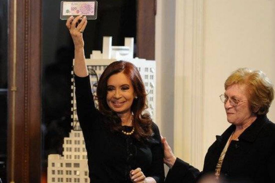CFK con el billete de Eva Peron - Foto prensa.gov.ar