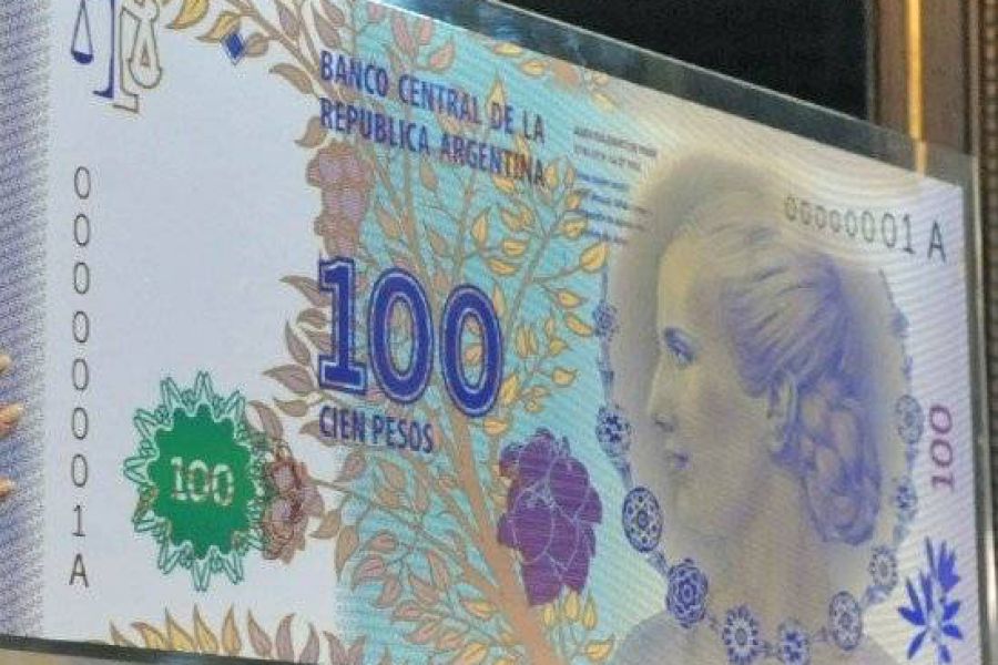 CFK con el billete de Eva Peron - Foto prensa.gov.ar