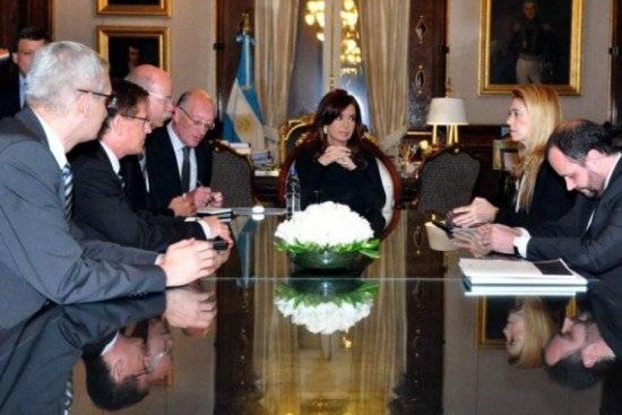 CFK con Mercedes Benz - Foto Telam