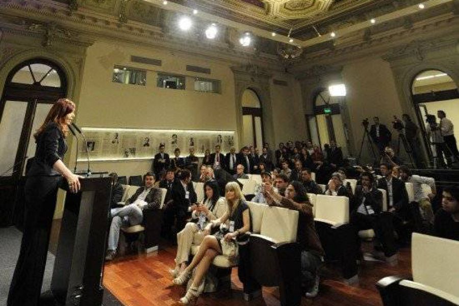 CFK en el Salon de los Escritores y Pensadores