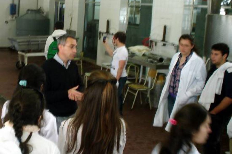 Visita de Escuela Uruguaya a ETMP Nº 298 - Foto FM Spacio