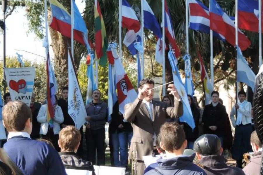 Acto oficial Dia de la Bandera - Foto Comuna de Franck