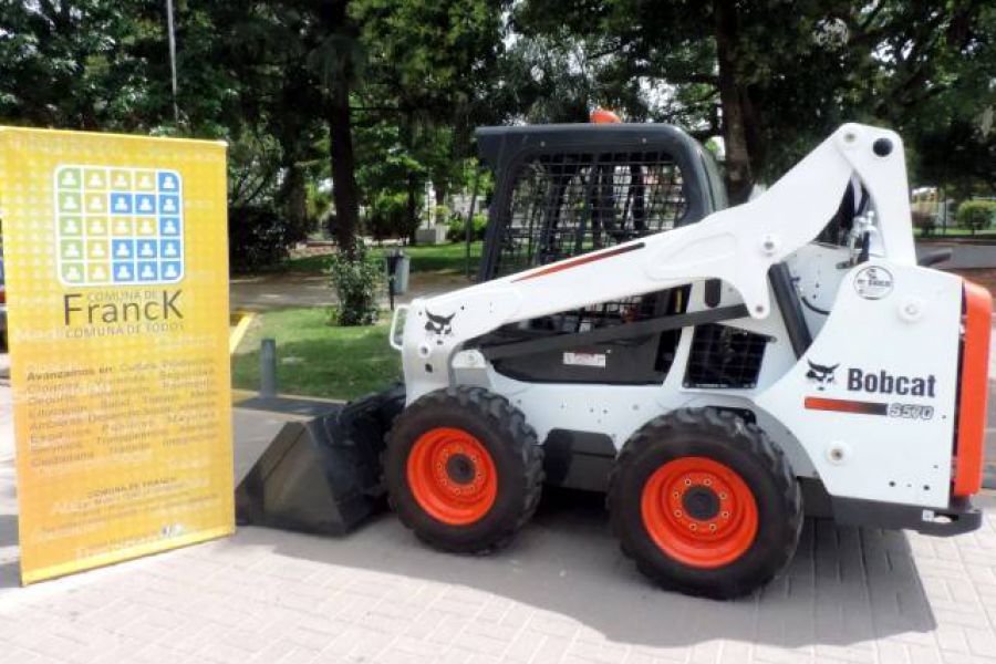 Minicargadora Bobcat - Foto Comuna de Franck