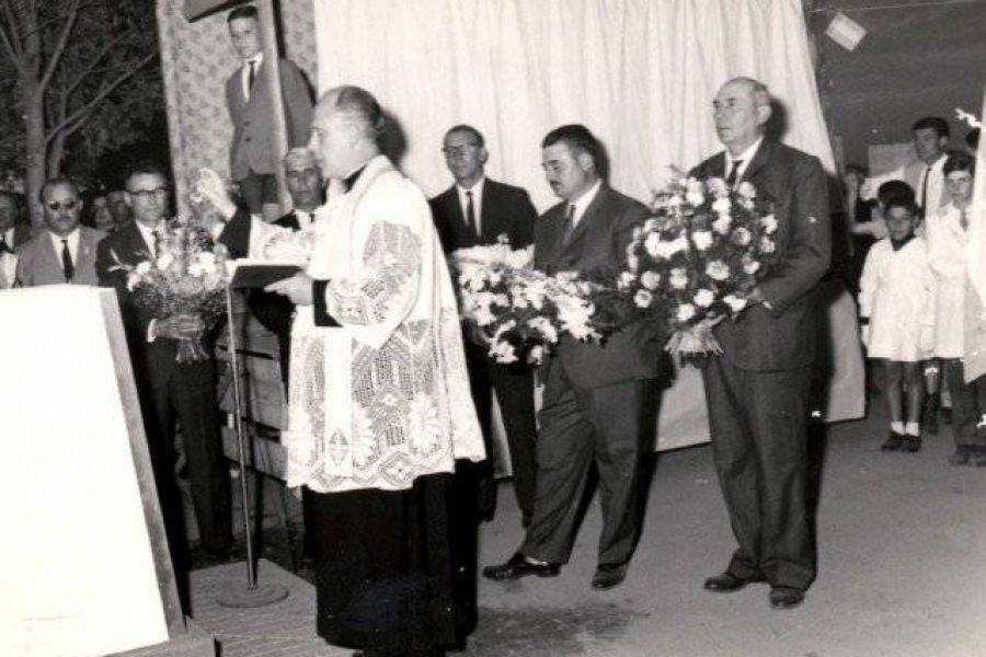 Ofrenda floral - Foto archivo Escuela 620