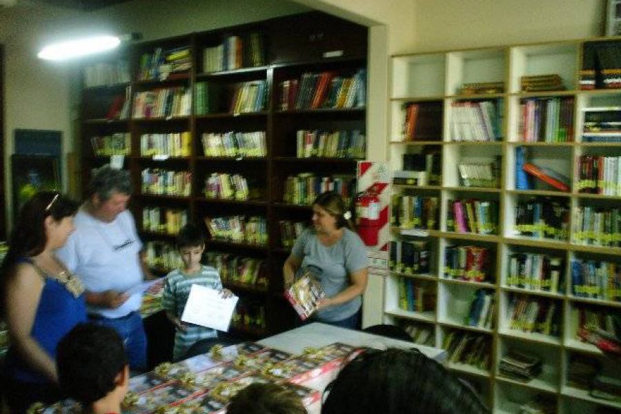 Entrega diplomas y presentes - Foto Biblioteca Popular Mariano Moreno