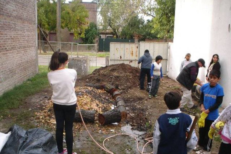 Alumnos en huerta organica - Foto FM Spacio