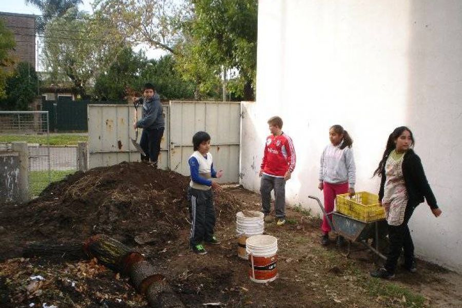 Alumnos en huerta organica - Foto FM Spacio