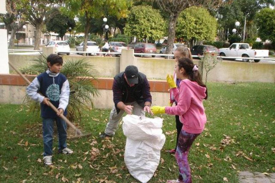 Alumnos en huerta organica - Foto FM Spacio