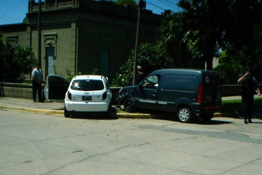 Accidente en Rivadavia y Mitre - Foto FM Spacio