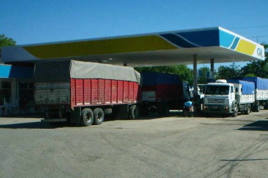 Estacion Oil de Abelardo Luis e Hijos - Foto FM Spacio.fgx