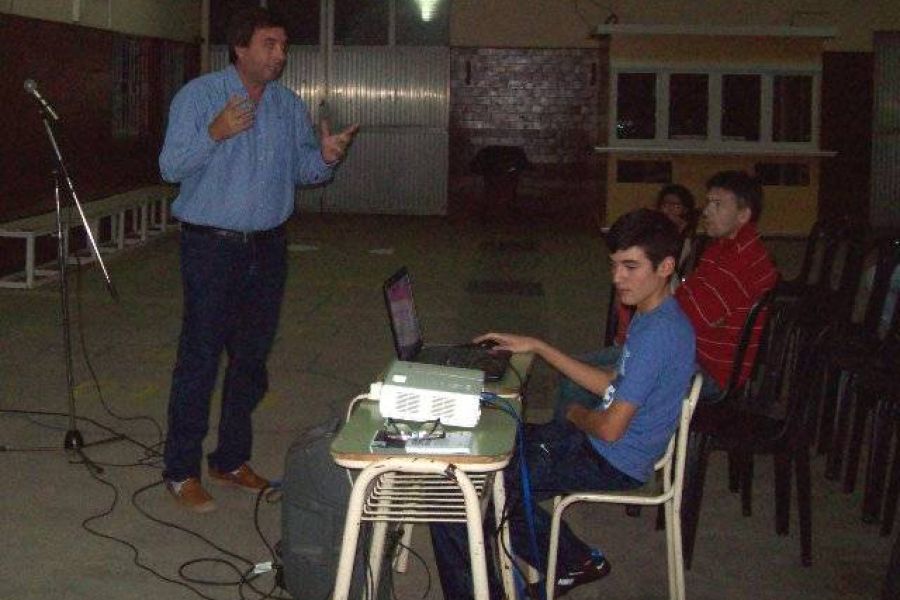 Charla sobre el Dengue - Foto FM Spacio
