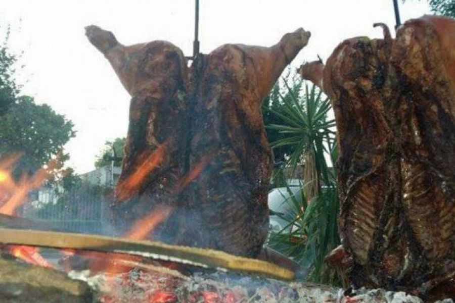 Lechon a la Estaca - Foto Chacho Panza