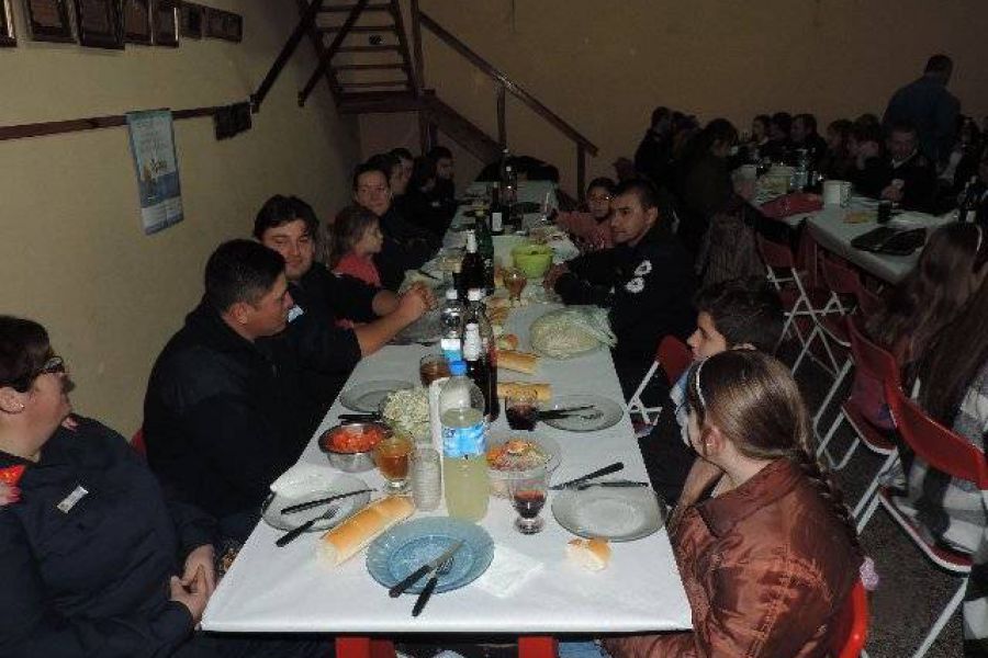 Almuerzo Bomberos - Foto FM Spacio