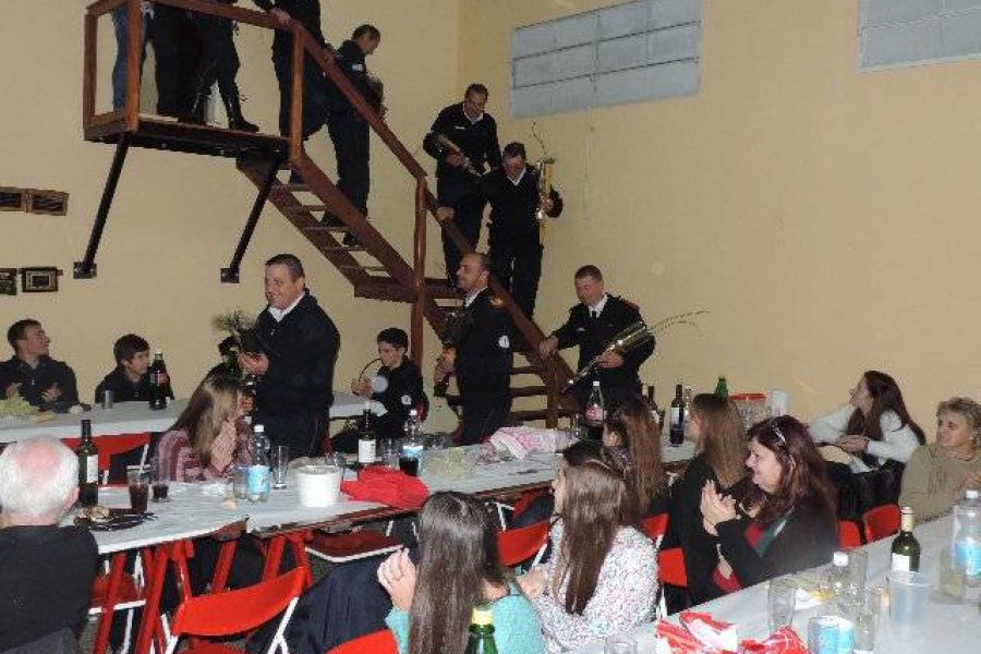 Almuerzo Bomberos - Foto FM Spacio