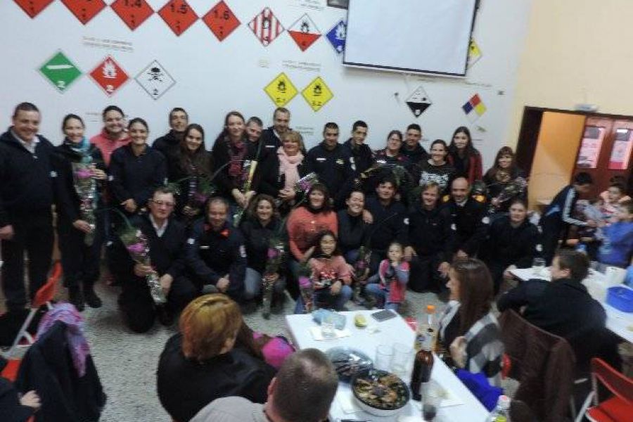 Almuerzo Bomberos - Foto FM Spacio