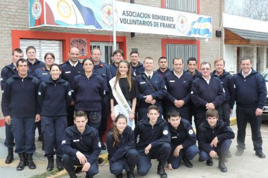 Almuerzo Bomberos - Foto FM Spacio