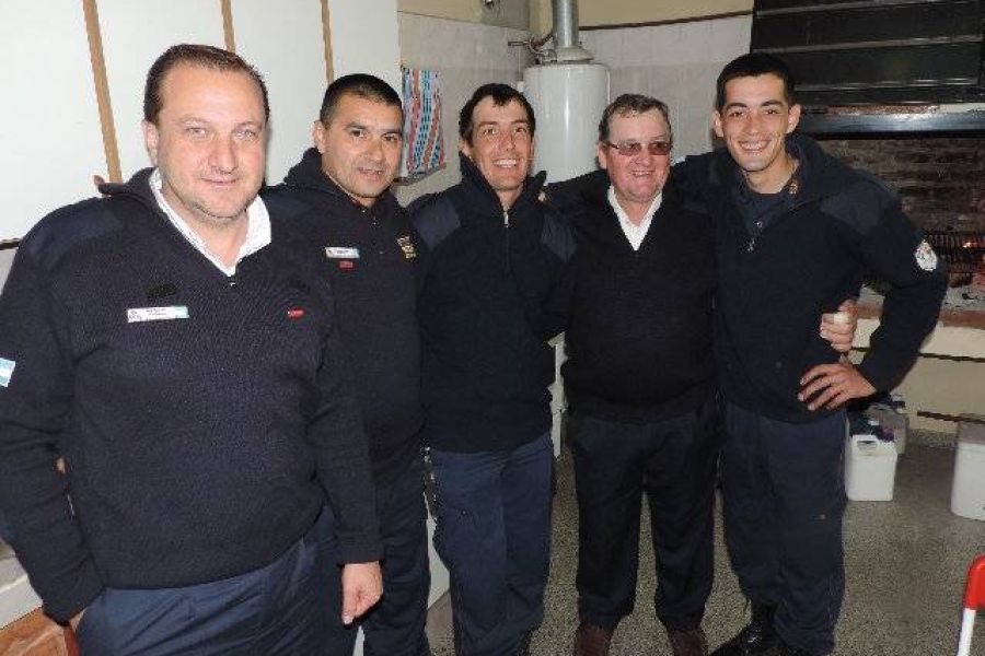 Almuerzo Bomberos - Foto FM Spacio