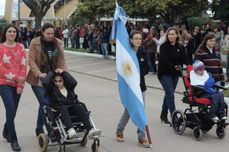 Desfile por el Bicentenario de Independencia - Foto FM Spacio