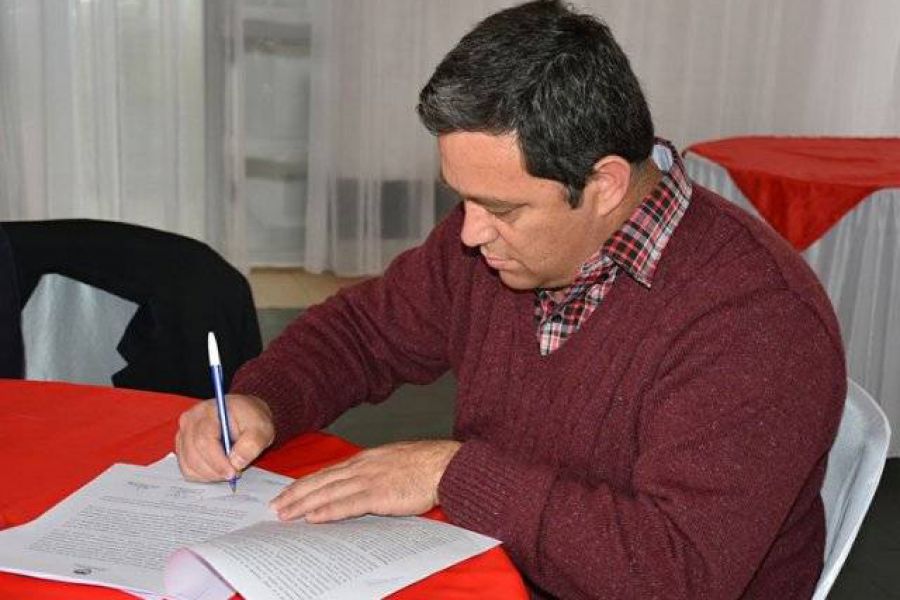 Piumatti en firma de Convenio - Foto Comuan de Arrufo