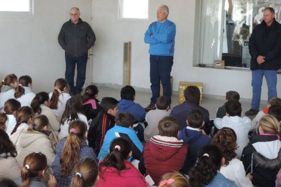 Alumnos en la Cooperativa - Foto FM Spacio