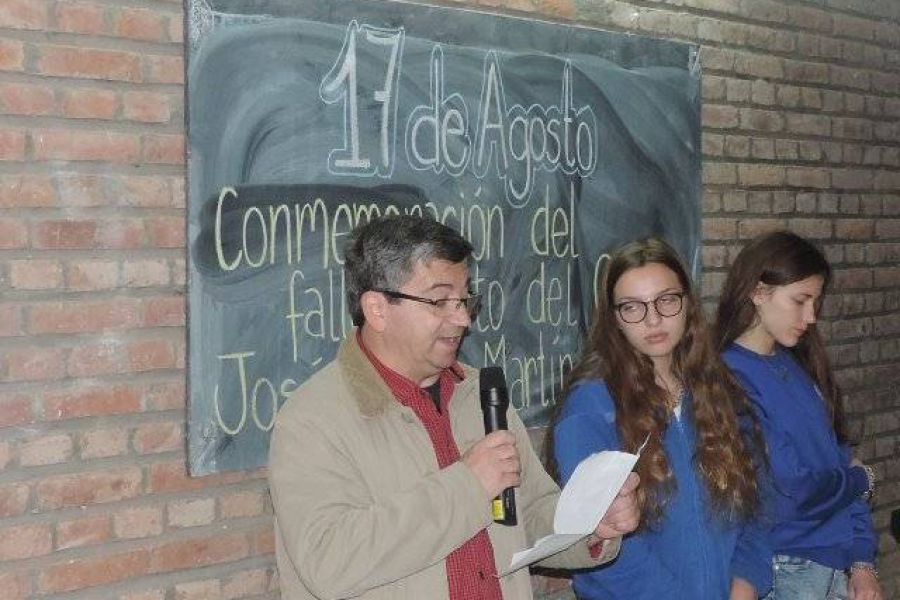 Acto en la EETP 298 - Foto FM Spacio