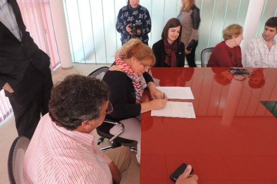 Firma de comodato - Foto FM Spacio