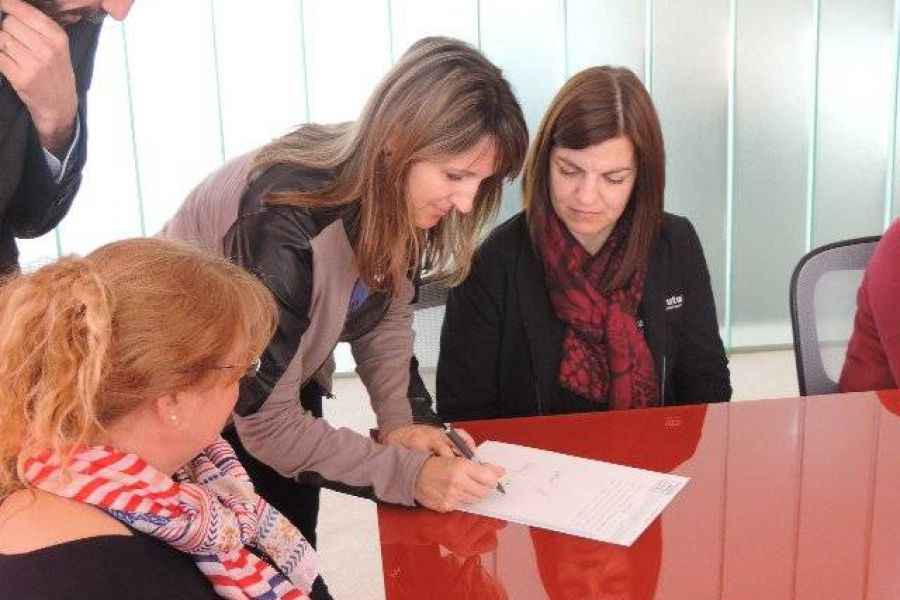 Firma de comodato - Foto FM Spacio