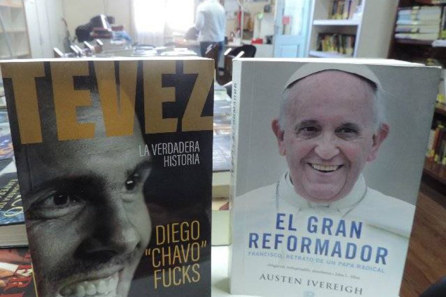 Tevez y Bergoglio - Foto FM Spacio