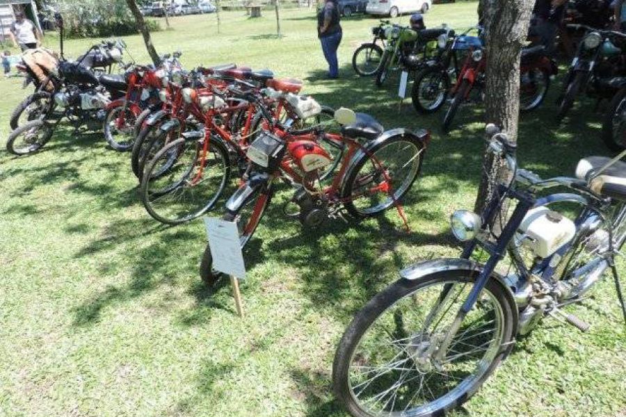 Encuentro de autos y motos - Foto Comuna de Franck