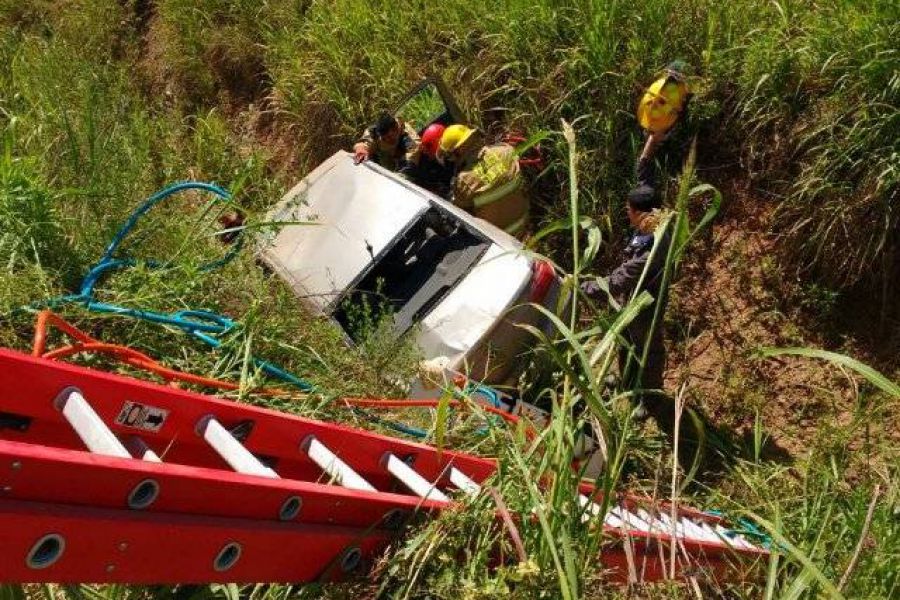 Vuelco de automovil - Foto Bomberos Voluntarios