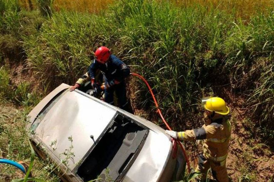 Vuelco de automovil - Foto Bomberos Voluntarios