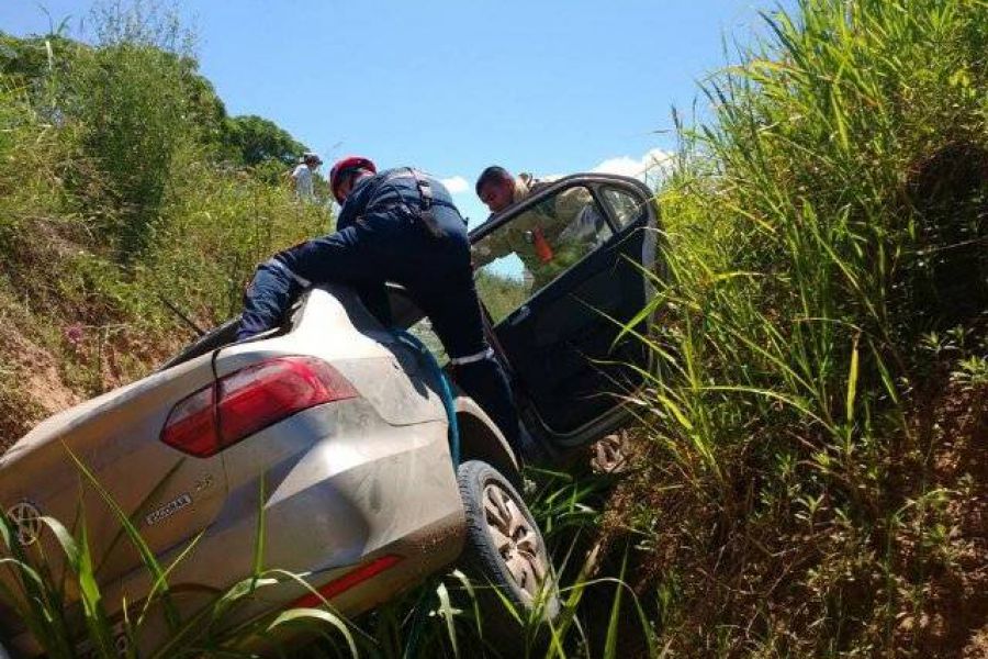 Vuelco de automovil - Foto Bomberos Voluntarios