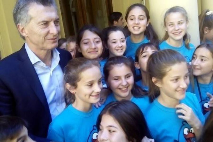 Macri con Alumnos de la Escuela 321 de Franck