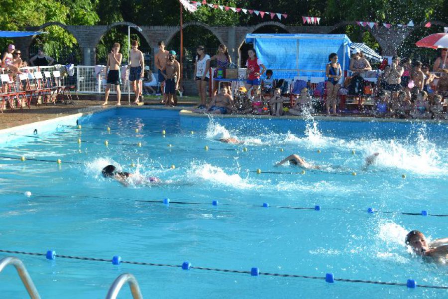 Encuentro de natacion CAA - Foto FM Spacio