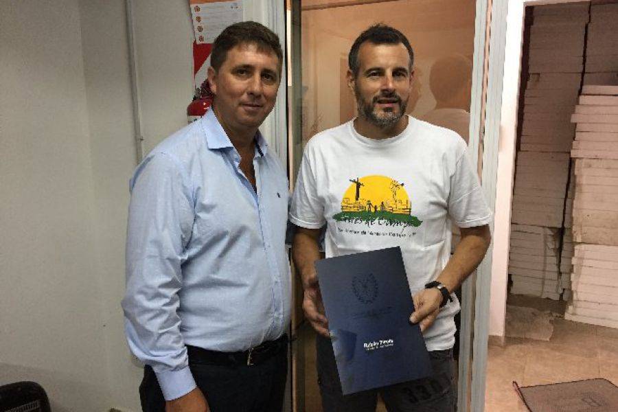 Pirola apoyando la Educacion