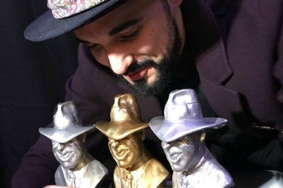 Abel con sus premios Gardel