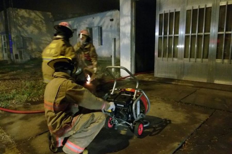 Bomberos en incendio - Foto FM Spacio