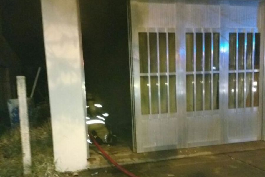 Bomberos en incendio - Foto FM Spacio