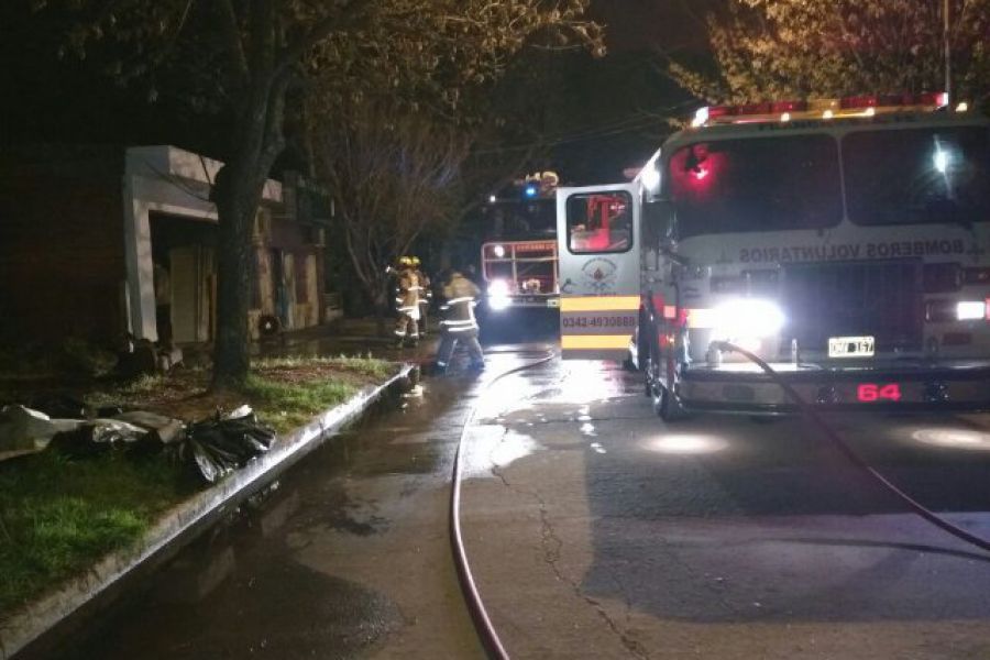 Bomberos en incendio - Foto FM Spacio