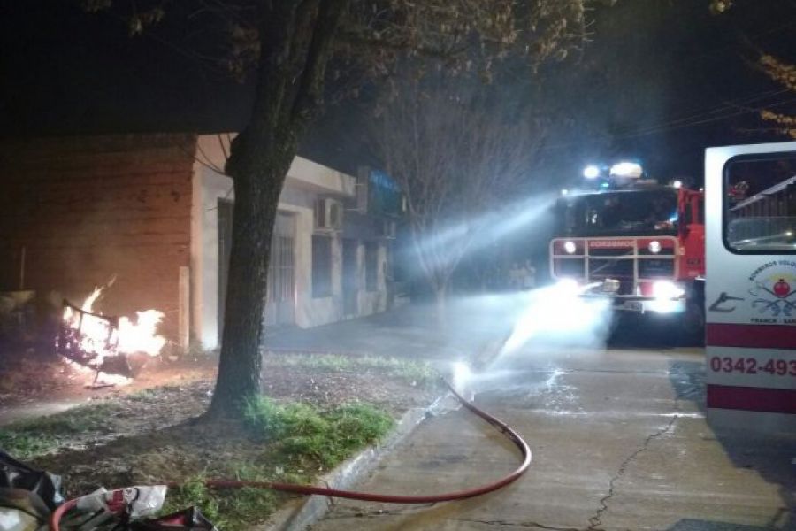 Bomberos en incendio - Foto FM Spacio